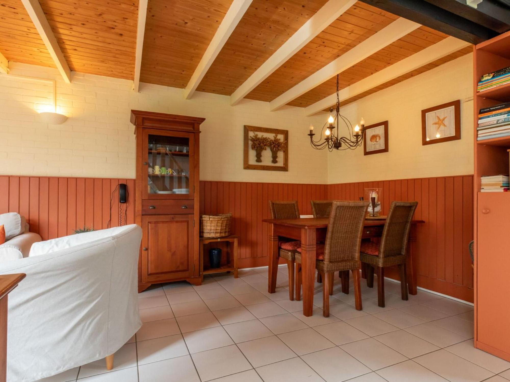 Attractive With Shared Pool Ferienhaus