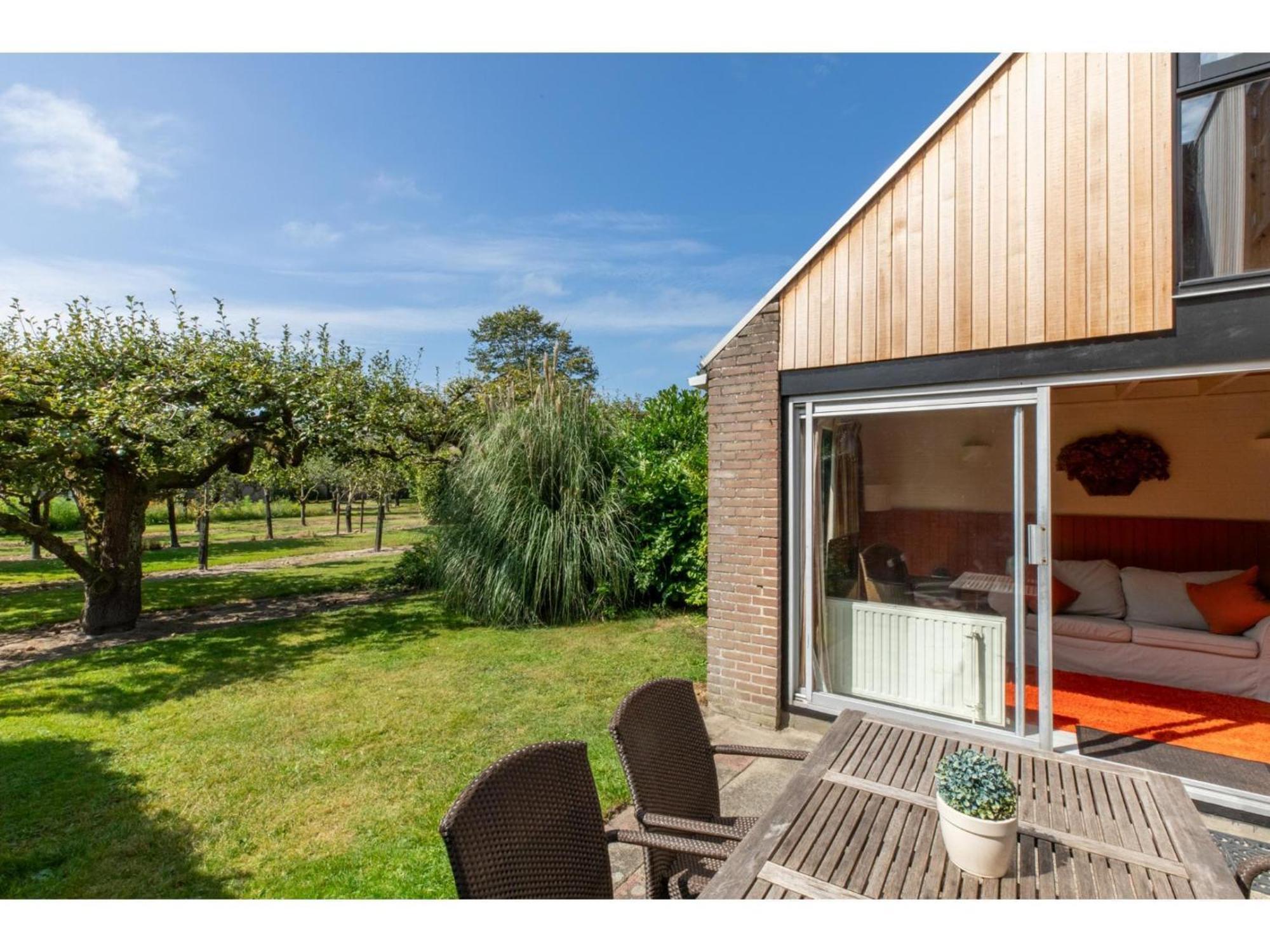 Attractive With Shared Pool Ferienhaus *
