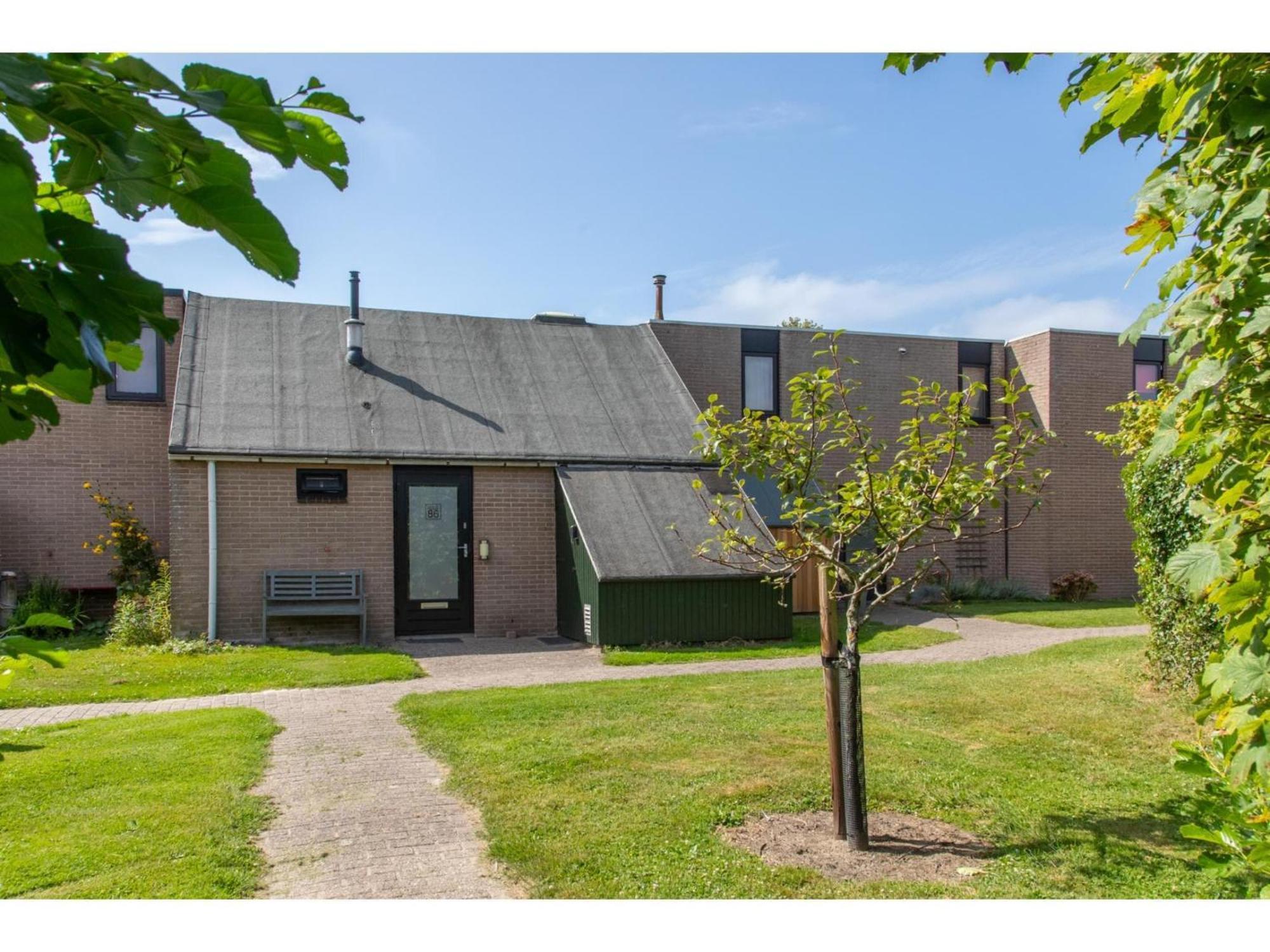 Attractive With Shared Pool Ferienhaus