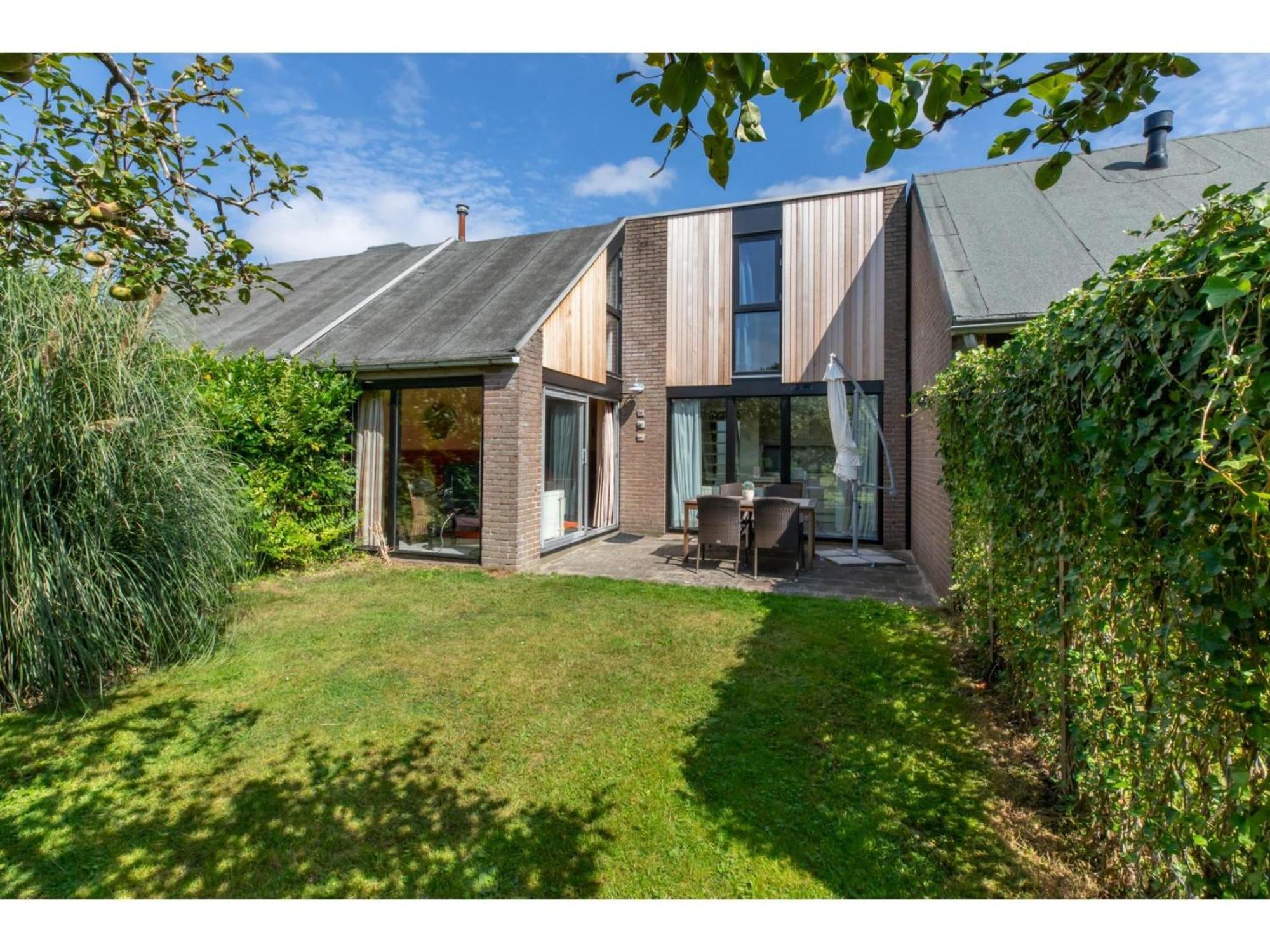 Attractive With Shared Pool Ferienhaus *